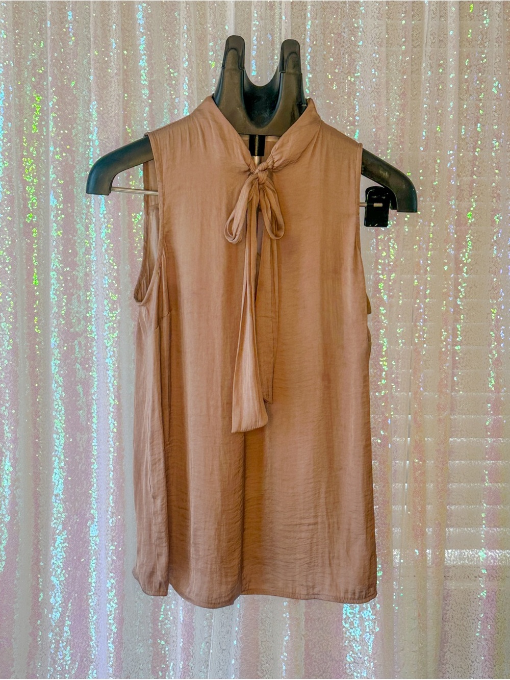 Madison Grey Tie-Neck Sleeveless Blouse in Blush Tan Size Medium